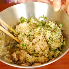 玄米ご飯とマッシュルームのサラダ