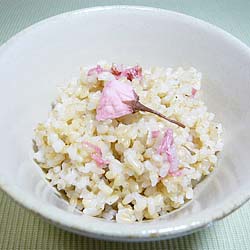 桜の花の塩漬け玄米ご飯（無圧炊き）