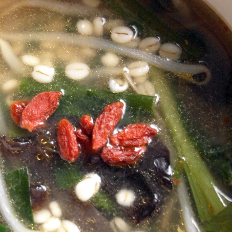 押麦と野菜の中華辛味スープ